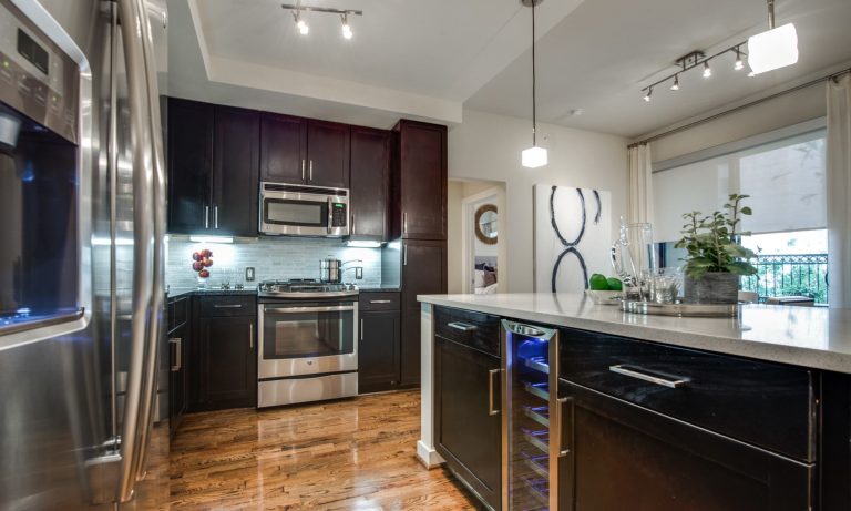 Downtown Luxury Midrise – Across from the Ballpark! 77002
